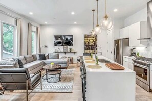 Frigorifero, microonde, lavastoviglie, macchina per tè/caffè