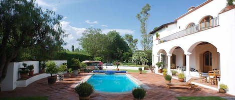 Una piscina al aire libre