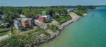 Lakeside Lodge In Between Geneva-on-the-Lake and the Historic Ashtabula Harbor