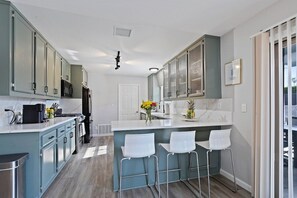 ثلاجة، ميكروويف، فرن، موقد طهي مسطح