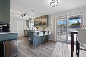 ثلاجة، ميكروويف، فرن، موقد طهي مسطح