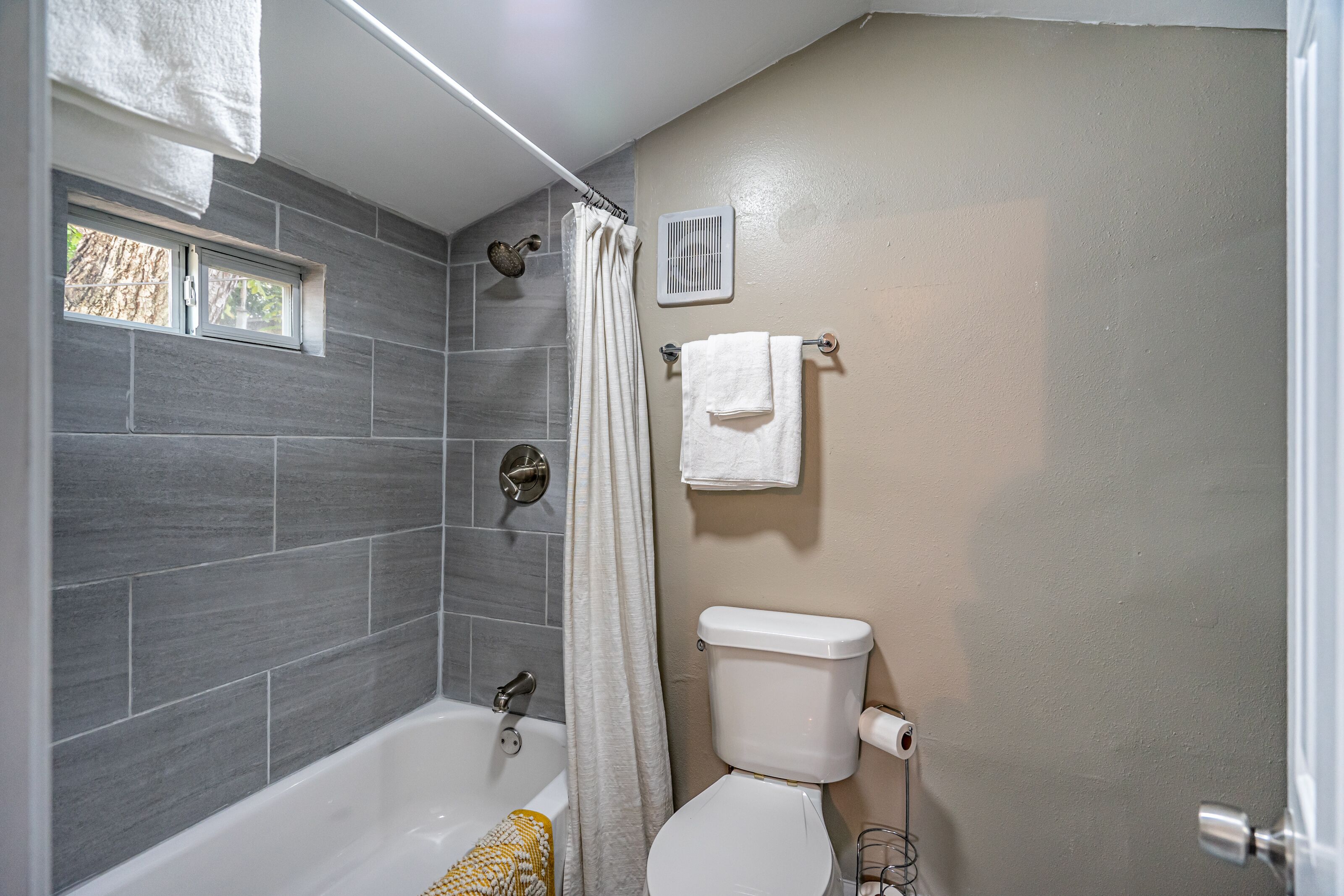 Ensemble douche/baignoire, serviettes fournies