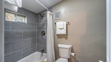 Combined shower/tub, towels