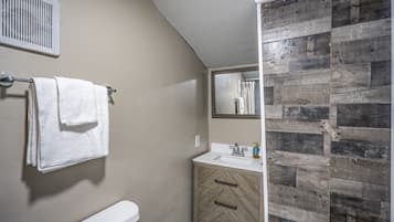 Tina con regadera y toallas