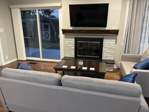 Een smart-tv, een open haard en een kantoor