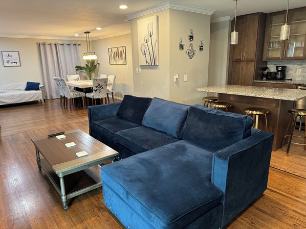 Een smart-tv, een open haard en een kantoor