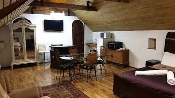 6 bedrooms, desk, free WiFi, bed sheets