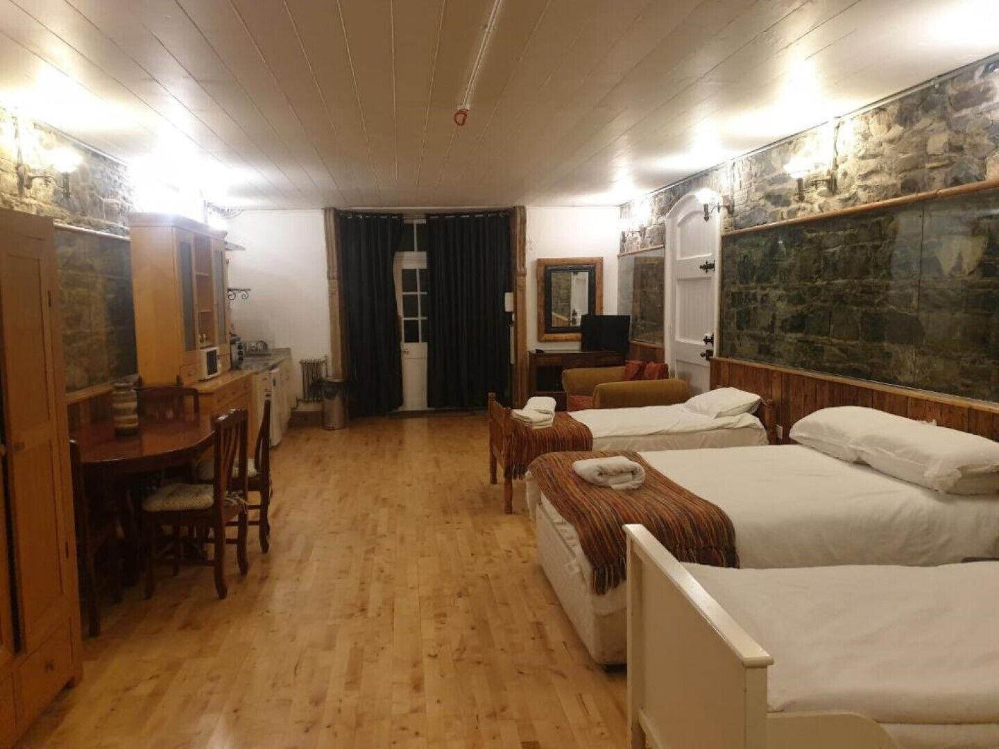 6 bedrooms, desk, free WiFi, bed sheets