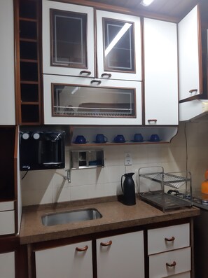 Fridge, microwave, oven, stovetop - One bedroom apartment 30 meters with air conditioning partial view of Praia do Forte (Cabo Frio)