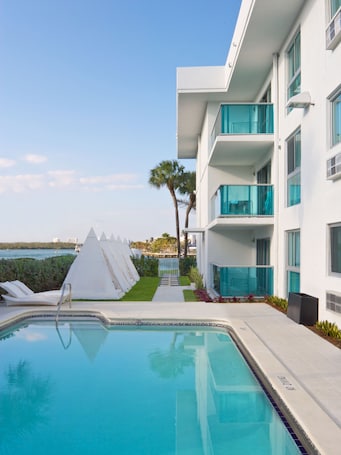 Pool. King Size Studio with Kitchenette, Steps Away from Bal Harbour Beach