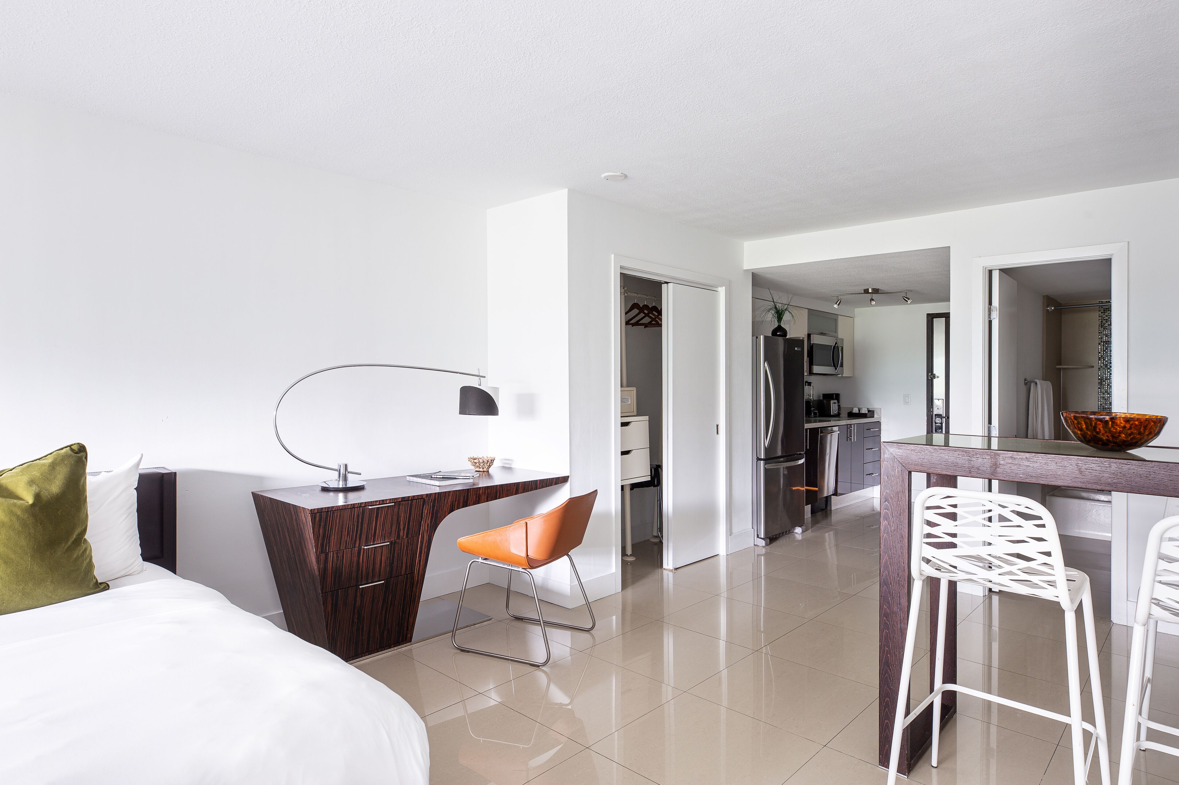 1 bedroom, desk, internet
