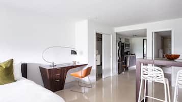 1 bedroom, desk, internet
