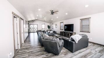 TV connectée, cheminée, table de tennis de table