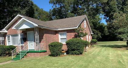 Bungalow Suite 18 miles from Auburn