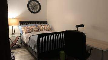 2 soverom, skrivebord, strykejern/-brett og wi-fi (inkludert)