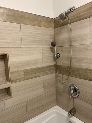 Duschwanne, Haartrockner, Bidet, Handtücher