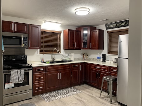 Réfrigérateur, micro-ondes, four, plaque de cuisson. Bungalow Suite 18 miles from Auburn