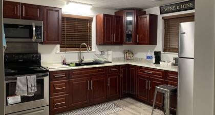 Bungalow Suite 18 miles from Auburn