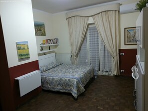 1 camera, una scrivania, Wi-Fi gratuito, lenzuola