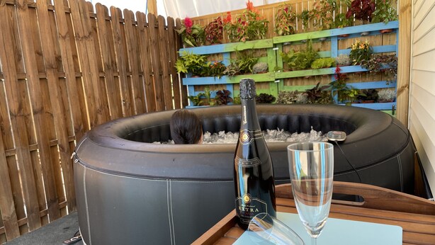 A hot tub with a bottle of champagne and a glass on a wooden table. - Rural Mery (Mijas Golf)