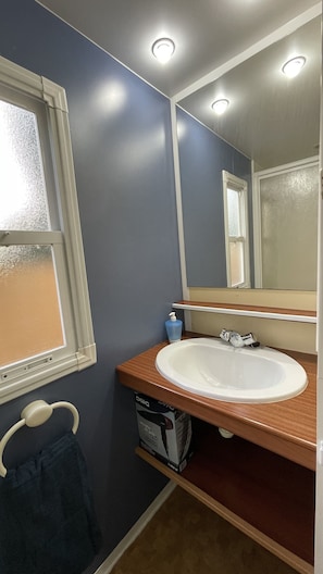 Een douche, een haardroger, handdoeken, zeep