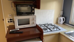 Een koelkast, een magnetron, een oven, een kookplaat