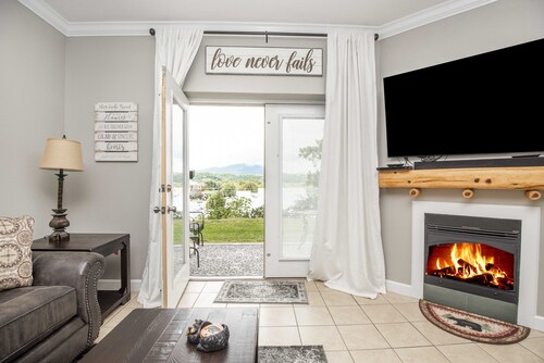 Beautiful first floor Luxury condo, great view,  close to everything 