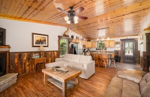 Smart TV, fireplace, books - Charming 3 bedroom, 2 bath cabin with Hot Tub and Private Meramec River Access (Steelville)