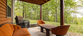 Charming 3 bedroom, 2 bath cabin with Hot Tub and Private Meramec River Access