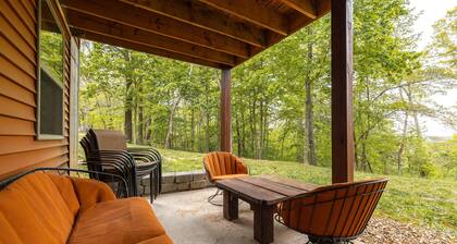 Charming 3 bedroom, 2 bath cabin with Hot Tub and Private Meramec River Access