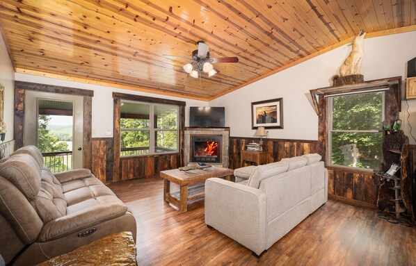 Smart TV, fireplace, books - Charming 3 bedroom, 2 bath cabin with Hot Tub and Private Meramec River Access (Steelville)