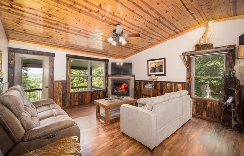 Charming 3 bedroom, 2 bath cabin with Hot Tub and Private Meramec River Access