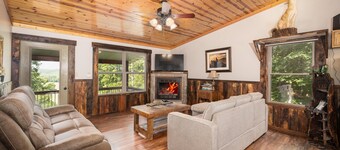 Charming 3 bedroom, 2 bath cabin with Hot Tub and Private Meramec River Access