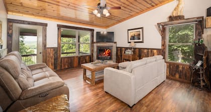 Charming 3 bedroom, 2 bath cabin with Hot Tub and Private Meramec River Access