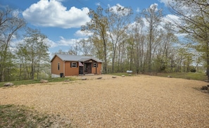 Exterior - Charming 3 bedroom, 2 bath cabin with Hot Tub and Private Meramec River Access (Steelville)