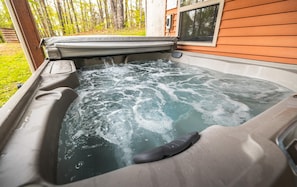 Outdoor spa tub - Charming 3 bedroom, 2 bath cabin with Hot Tub and Private Meramec River Access (Steelville)