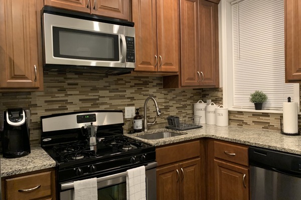 Een koelkast, een microgolfoven, een kookplaat, een vaatwasser