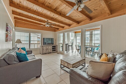 Private Vacation Home - Walk to the beach!