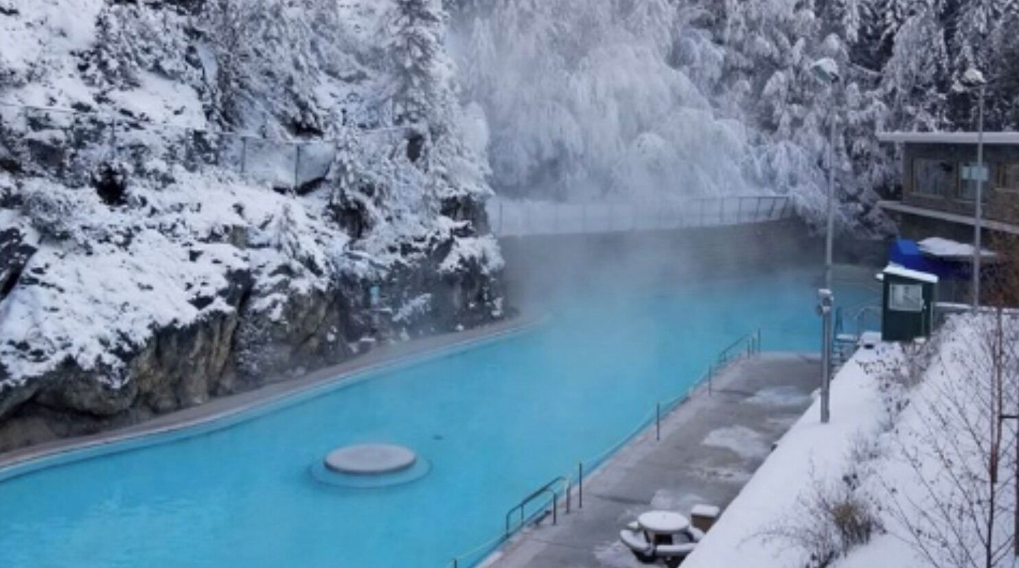 Una piscina al aire libre, una piscina climatizada