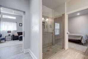 2 bedrooms, desk, iron/ironing board, free WiFi