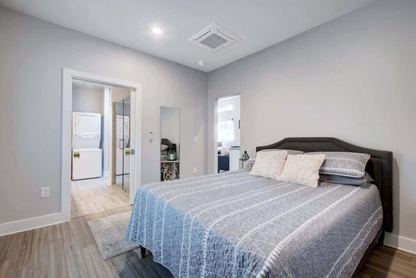 2 bedrooms, desk, iron/ironing board, free WiFi - Modern Austin Guesthouse w/ Family-Friendly Amenities (Austin)