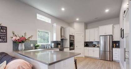 Austin Hilltop Bungalow: Family-Friendly Retreat