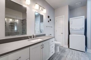 Combined shower/bathtub, hair dryer, towels, soap - Modern Austin Guesthouse w/ Family-Friendly Amenities (Austin)