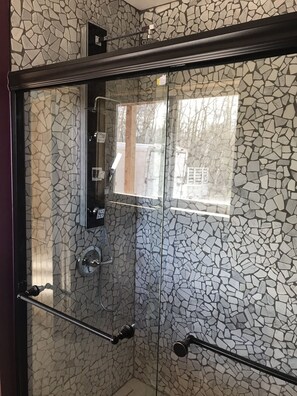 Shower, hair dryer, towels, soap - Ultimate Family Vacation Dream in our Cozy Cabin - Perfect for 2-3 Families (Jefferson)