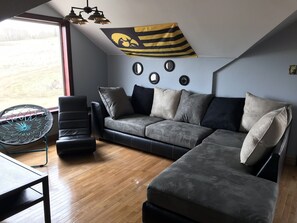 Een smart-tv, een open haard, videogames en een dvd-speler