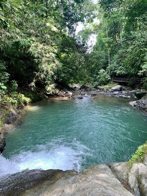 In Strandnähe, Liegestühle, Strandtücher