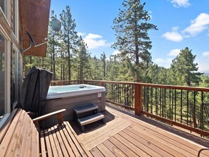 Outdoor spa tub - Valley View Cabin, New Hot Tub, Close to Ski Lifts! (Angel Fire)