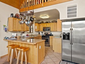 Fridge, microwave, oven, stovetop - Valley View Cabin, New Hot Tub, Close to Ski Lifts! (Angel Fire)