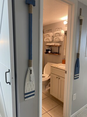 淋浴/盆浴组合、吹风机、毛巾、卫生纸