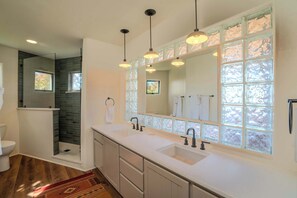 Shower, hair dryer, shampoo - Spacious and Contemporary, Huge Primary Suite (Santa Fe)